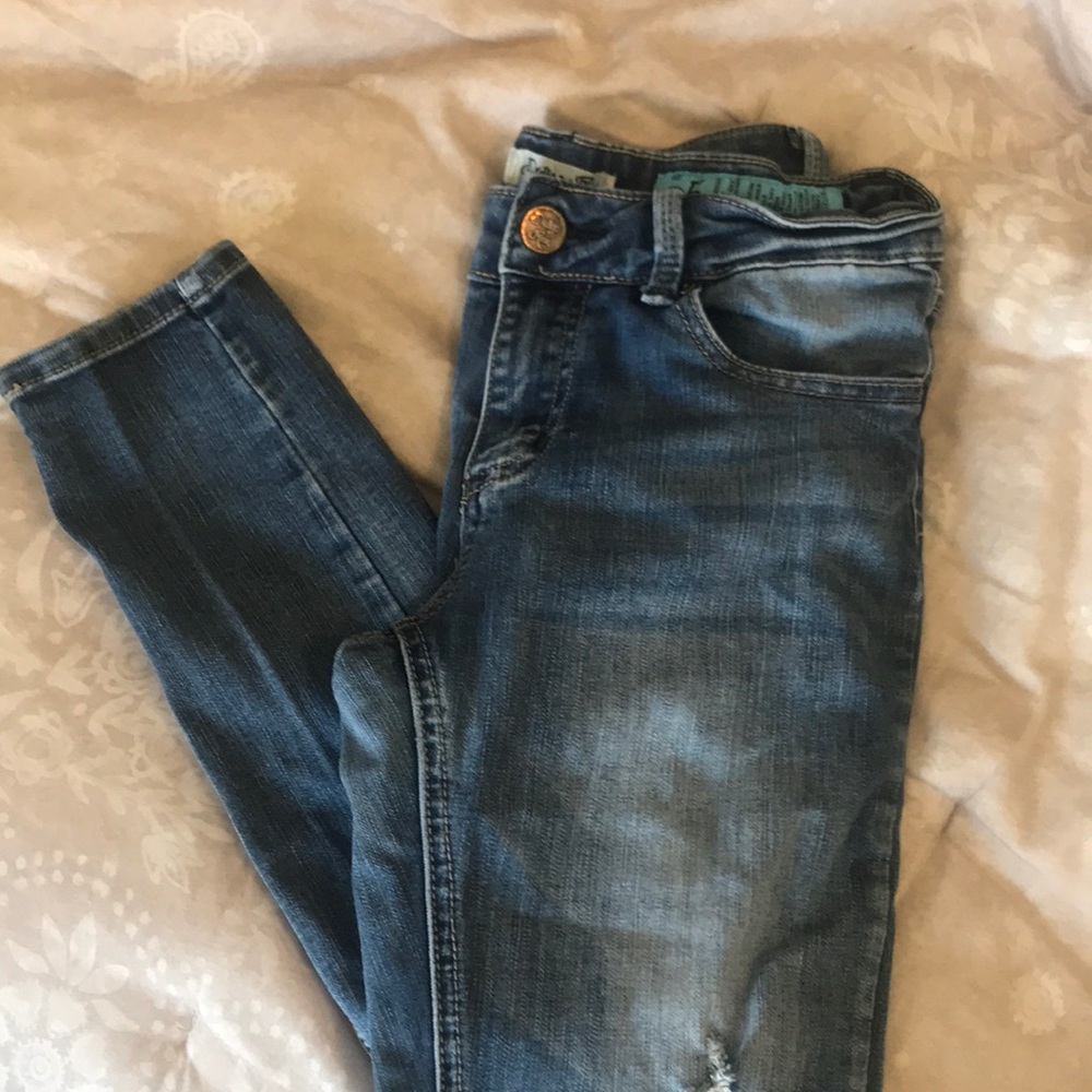 Skinny jeans with distressed holes